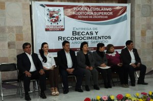 Entrega de becas y reconocimientos por años de servicio 2015